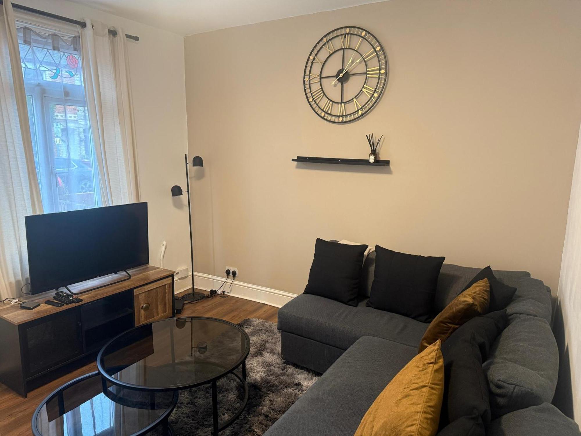 Home Sweet Home In Rg1 With Free Parking Reading Exterior foto